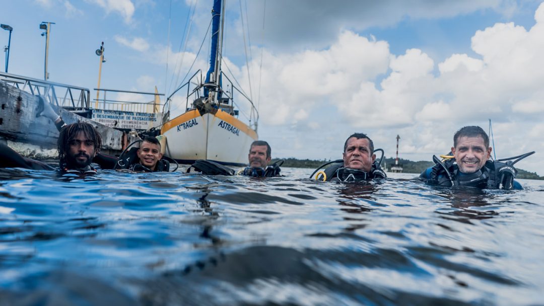 Equipe de mergulhadores da Carbono 14